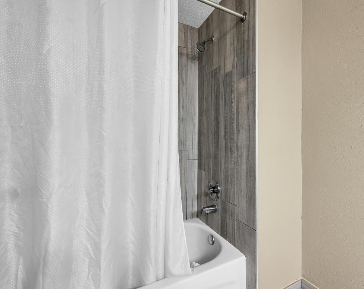 Quality Inn Roseville-Detroit North エクステリア 写真