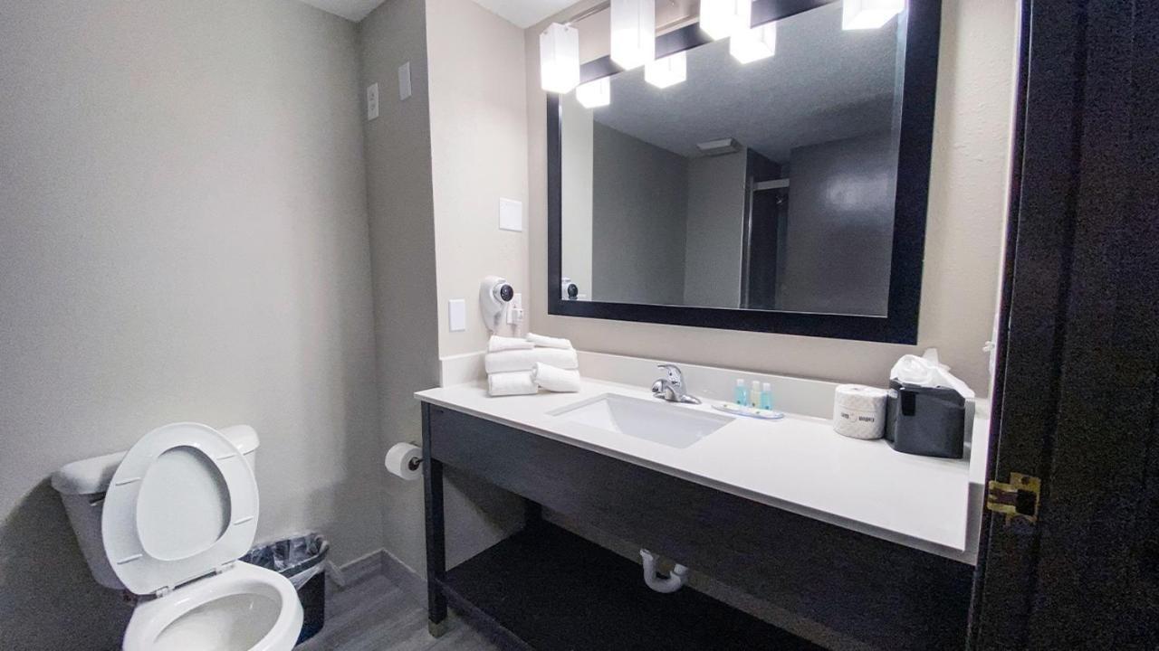 Quality Inn Roseville-Detroit North エクステリア 写真